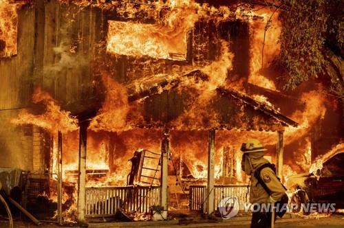 10일  캘리포니아에서 발생한 벡워스 복합 화재로 주택이 불에 타고 있다.