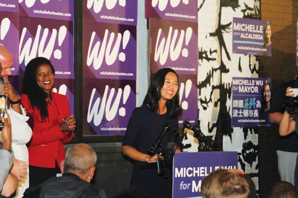 미셸 우 후보가 14일 밤 로슬린데일에서 열린 보스톤시장 예비선거 후 파티에서 만면에 웃음을 띠고 승리 연설을 하고 있다
