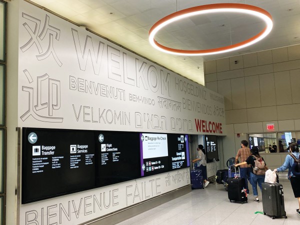 보스톤 로건공항 터미널 E, 한국에서 도착한 승객들이 출입구를 나서고 있다. 안타깝게도 각국의 언어로 환영한다는 말이 써져 있지만 한국어는 보이지 않는다