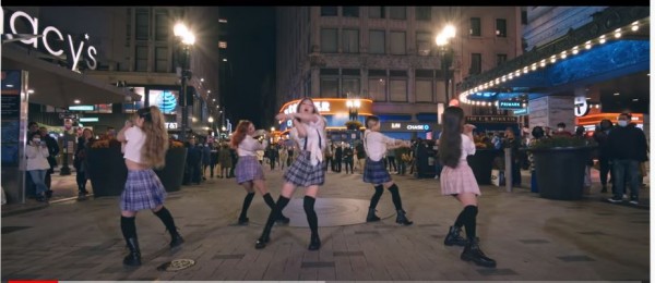 다운타운크로싱에서 선미의 'You can't sit with us' 를 공연하고 있는 허시 크루 (유튜브 화면 캡쳐)