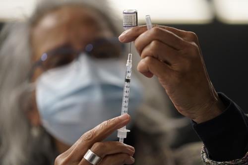 매사추세츠주의 이동식 백신 접종소에서 코로나19 백신을 준비하는 의사