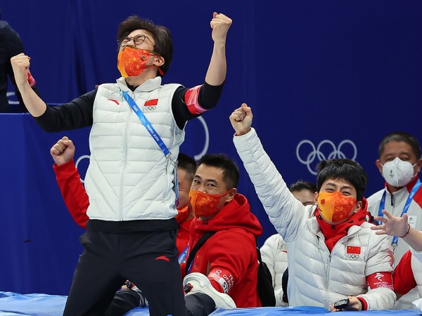 5일 베이징 캐피털 실내 경기장에서 열린 2022 베이징 동계올림픽 쇼트트랙 남녀 혼성계주 결승에서 1위를 차지한 중국팀의 김선태 감독(왼쪽 첫 번째부터)과 안현수(러시아명 빅토르 안) 기술코치가 선수들과 기쁨을 나누고 있다.