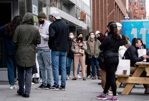 미국 워싱턴DC의 한 식당 앞에서 마스크를 쓴 채 기다리는 사람들