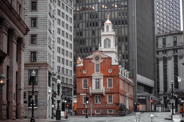 보스톤의 독특한 문화는 옛것과 현대가 뚜렷하게 공존하면서 발생된다. 사진은 보스톤 올드 스테이트 하우스다
