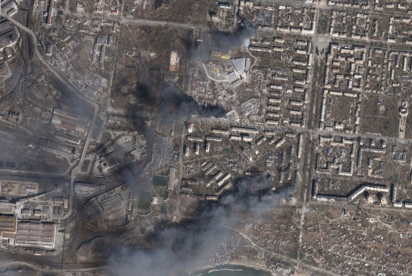20일(현지시간) 우크라이나 동남부 항구도시 마리우폴 시가지 곳곳에서 러시아군의 무차별 포격으로 화재가 발생해 연기가 치솟고 있는 모습을 촬영한 위성사진. 마리우폴 시의회는 이날 러시아군이 주민 약 400명이 대피한 예술학교 건물을 폭격했다고 전했다.