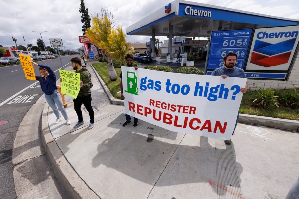 미국 캘리포니아의 한 주유소 앞에서 운전자들에게 공화당 유권자 등록을 촉구하는 활동가들