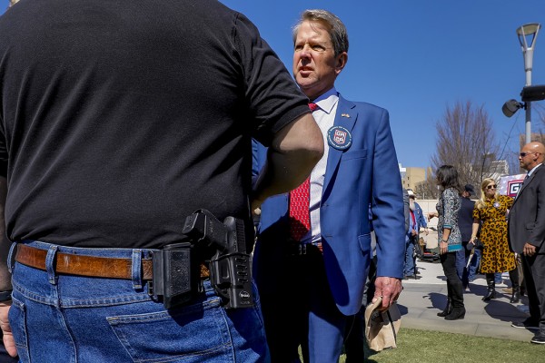 미국 조지아주가 총기 휴대를 자유화하는 법을 12일(현지시간)부터 시행한다. 지난 3월 2일 조지아주 애틀랜타에서 열린 총기 지지 집회에서 브라이언 켐프 주지사가 권총을 찬 지지자와 대화하고 있다.