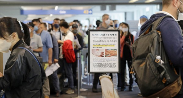 27일 오전 인천국제공항 제1터미널 입국장에 해외입국자들이 검역을 받기 위해 대기하고 있다.