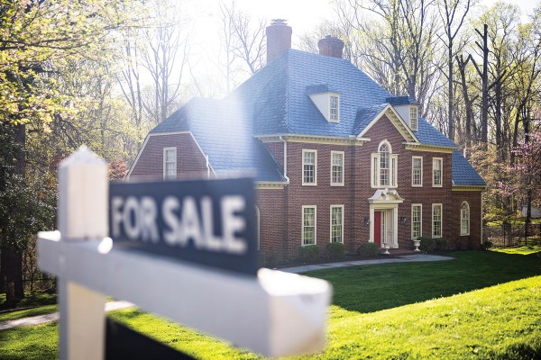 치솟는 집값과 높은 모기지 금리가 복합 상승효과를 일으켜 집에 사용되는 비용을 급상승 시켰다. 하버드 연구소에 따르면 보스톤에서 집을 사려면 연 가구소득이 18만 달러 이상이어야 하는 것을 나타났다
