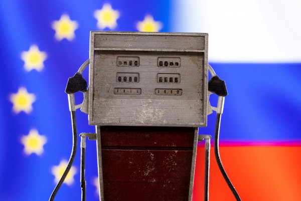 EU·러시아 깃발 앞에 놓인 주유기(그래픽)