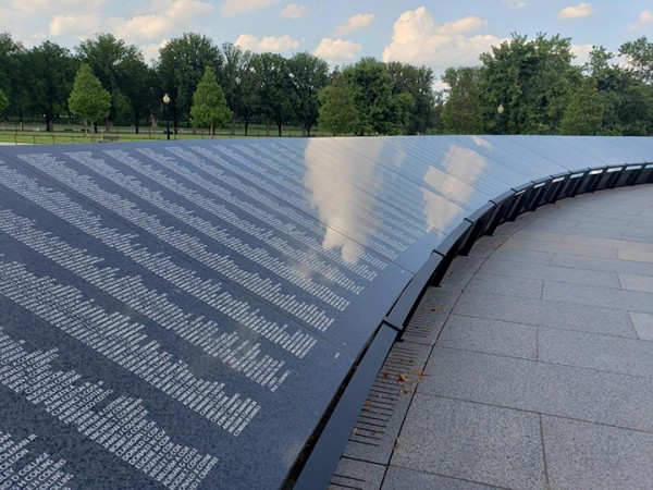 미국 워싱턴DC에 있는 한국전쟁 기념공원 내 참전용사 '추모의 벽'이 공식 완공을 앞두고 있다. 한국전쟁 전사자의 이름이 새겨진 '추모의 벽' 전경.