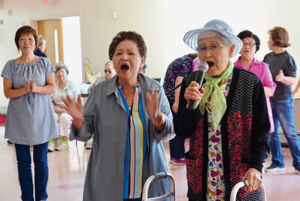 7일 추석잔치에서 노래방 시간에 할머니들이 노래를 즐기는 모습