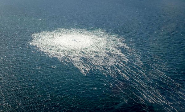 27일(현지시간) 북유럽 발트해의 노르트스트림 2 해저 가스관에서 가스가 유출되는 모습을 덴마크의 보른홀름섬에서 발진한 F-16 전투기가 촬영한 사진. [덴마크 방위사령부 제공. 마케팅 및 광고 금지]
