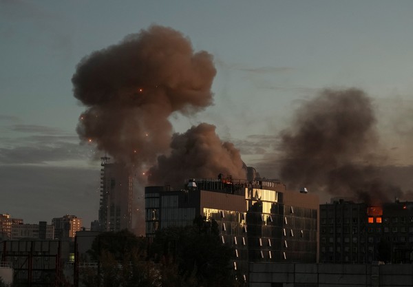 17일(현지시간) 우크라이나 키이우에서 러시아군 드론 공격으로 인한 연기가 피어오르고 있다. 우크라이나 당국은 해당 드론이 이란산 군사용 드론(UAV·무인항공기) 샤헤드-136인 것으로 추정하고 있다.