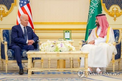 정상회담 하는 바이든 대통령과 빈살만 사우디 왕세자. 조 바이든 미국 대통령과 무함마드 빈 살만 사우디아라비아 왕세자가 7월 15일 사우디 제다에서 정상회담을 하고 있다.