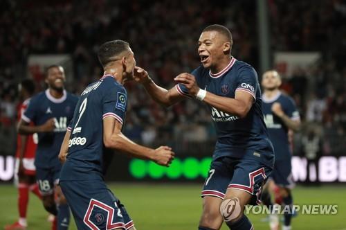프랑스 파리 생제르맹(PSG)에서 함께 뛰는 아슈라프 하키미는 모로코 대표팀으로, 킬리앙 음바페는 프랑스 대표팀으로 카타르 월드컵 준결승에서 맞대결을 펼친다.