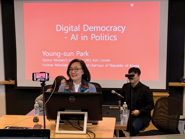 4월 18일 케네디스쿨에서 열린 디지털민주주의 – 정치에서의 AI 역할에 대한 포럼에서 박영선 전 종소벤처기업부 장관이 발표하고 있다
