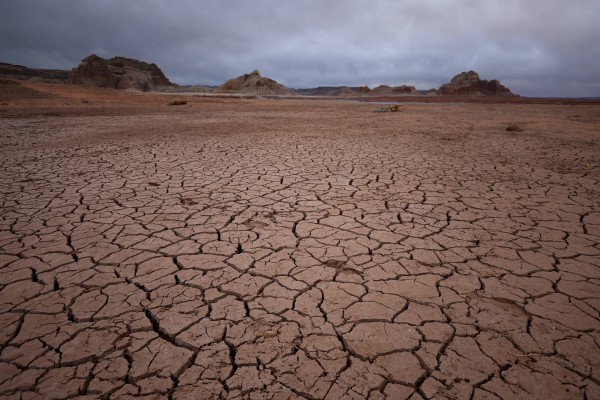 2022년 3월 28일(현지시간) 촬영한 미국 애리조나주의 파월호가 가뭄으로 갈라진 바닥을 드러내고 있다.