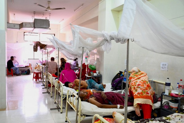 방글라데시 수도 다카의 한 병원에서 뎅기열을 앓는 환자들이 치료받고 있다.