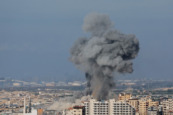 이스라엘의 보복 공습을 받아 검은 연기가 피어오르는 팔레스타인 가자지구.