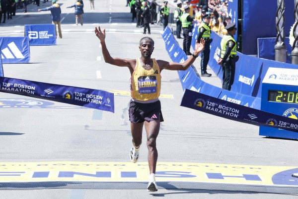 2024년 보스톤마라톤 남자부 우승을 차지한 이디오피아 출신 시세이 레마가 2시간 6분 11초를 기록하며 결승선을 끊고 있다. 사진 = B.A.A.
